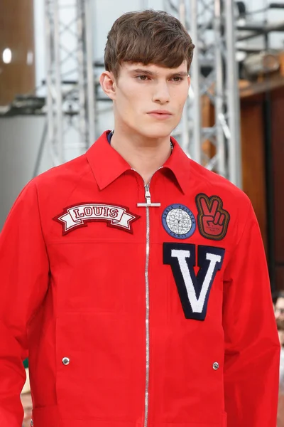 Look 16